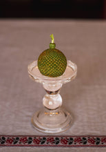 Cargar imagen en el visor de la galería, Bougie " Boule de Noel"
