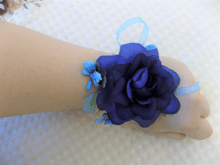 Charger l'image dans la galerie, Boutonnière bleue
